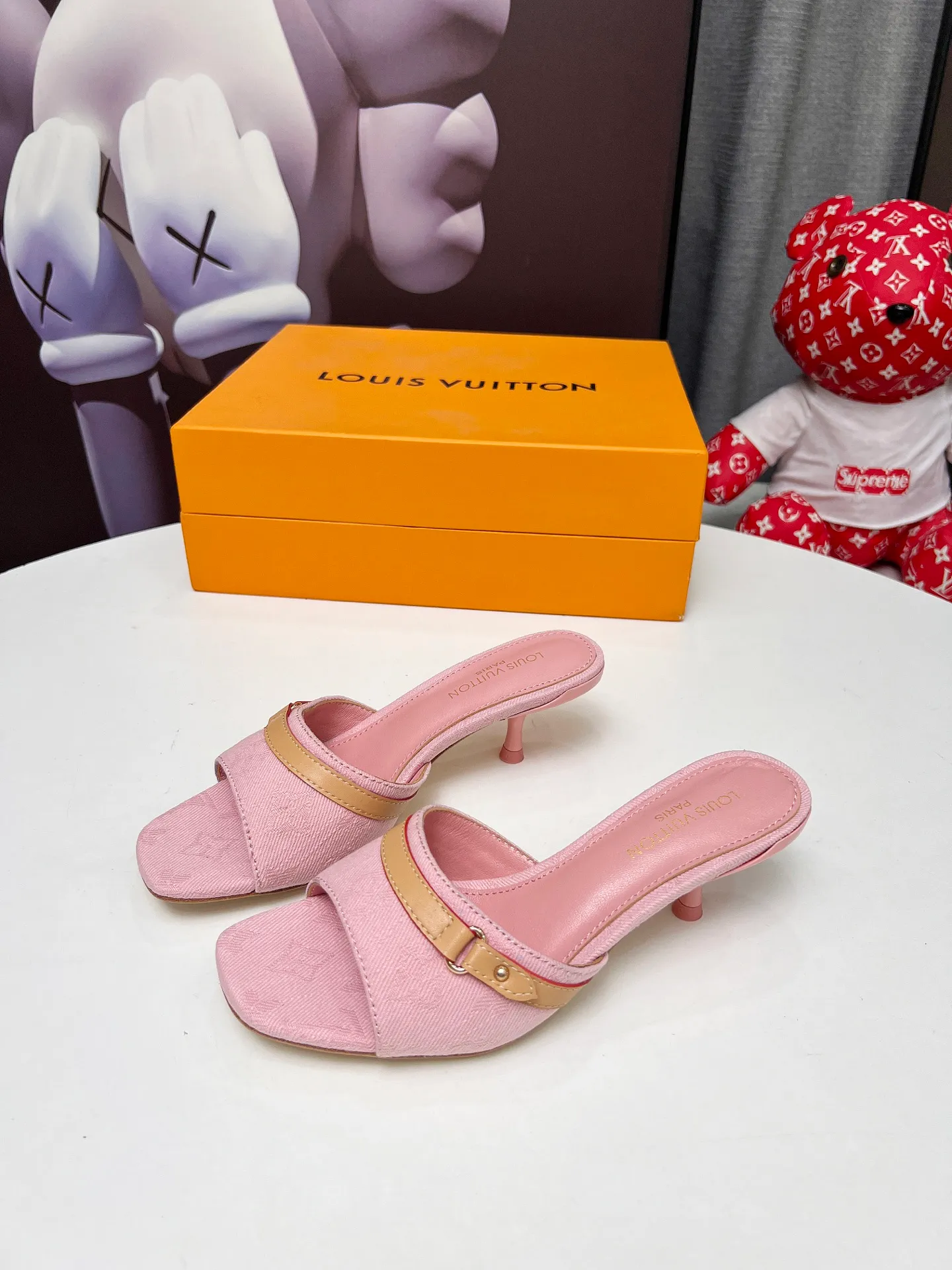 👟👟Ex-factory price 440👟👟 LV new denim kitten heel slippers 2025 summer must-have for goddesses, original replica, super comfortable on the feet. Show off the queen's temperament, the heel height is 5.5CM, which shows your temperament without being tiring. Standard code: 35-42 (41 and 42 codes are customized, non-returnable and non-exchangeable)